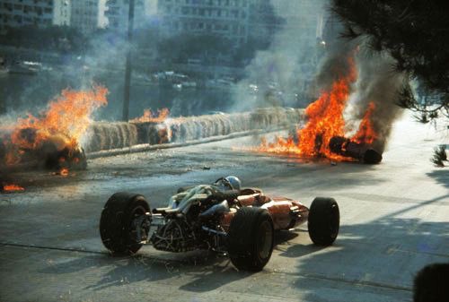 Oldoil 昔のマシンは事故の衝撃で すぐ火がついてしまう F1だけでも焼死してしまったドライバーは数名います ホンダでも ジョーシュレッサーが焼死しています ニキは衝撃でヘルメットが脱げ炎に包まれましたが勇敢な5人のドライバーにより助かりまし
