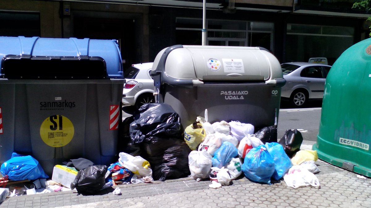 zikinbrillo's tweet photo. @etxebe_2 Muntai horri argazki hauek falta zaizkio; urte eta hilabete ezberdinetakoak 2016, 2017, 2018 eta 2019koak. Gehiago ere baditugu @PsePasaia k panfleto berri bat osatu nahi badu. #iruzurrikez #erraustegirikez https://t.co/4bHPgUnRzR