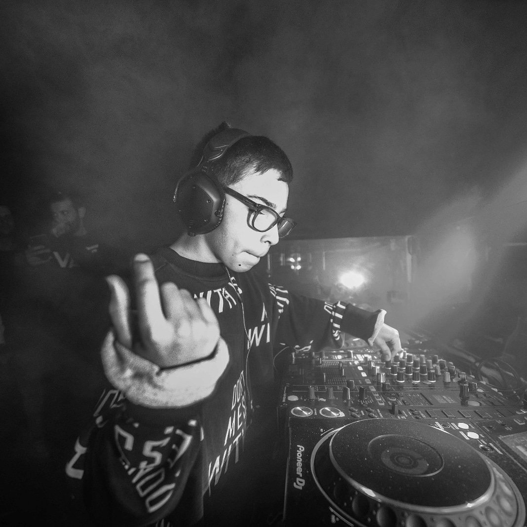 VarocMusic's tweet photo. The BEST thing about being a DJ IS making people happy!
.
*
.
Lo mejor de ser Dj es hacer a la gente FELIZ!
.
*
#Varoc #Tdahpower #Dj #Djlife #Djquote #Djing #12years #Picoftheday #music #blackandwhite #insession #tbt #instamusic #instapic https://t.co/KSVK9TnHno