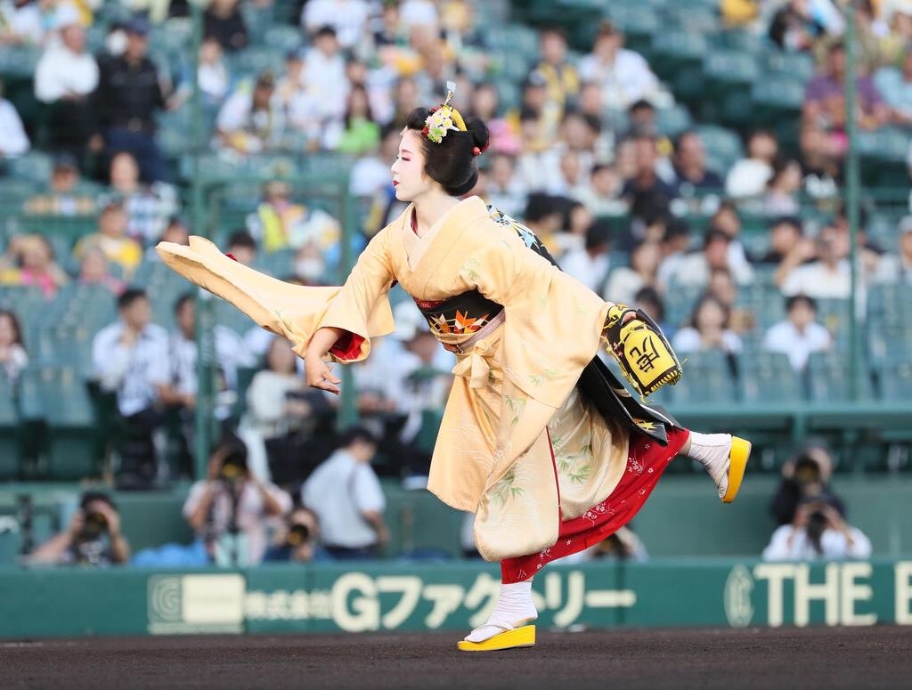 Johnny_suputama's tweet photo. A maiko-san threw the opening pitch at Koshien Stadium today https://t.co/mpYePUZq1t https://t.co/XpBKuwIw3f