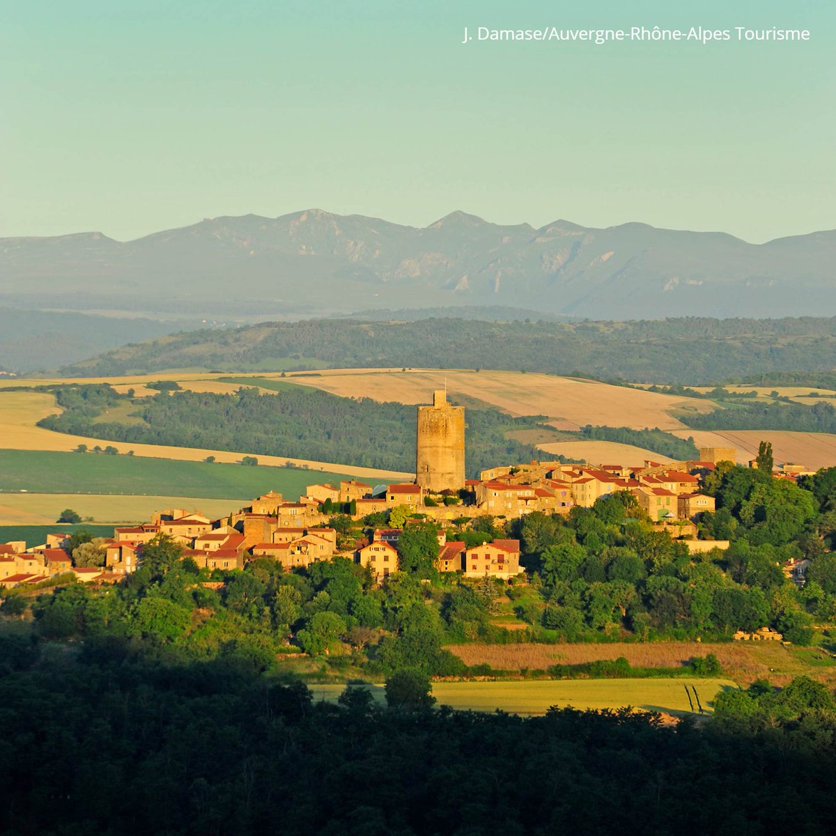 Auvergne's tweet photo. On dirait le sud 🎶 
Le village de Montpeyroux dans le Puy-de-Dôme est classé parmi les Plus Beaux Villages de France 💛 

https://t.co/4e32TmaP07 https://t.co/pU1KgLxE5W