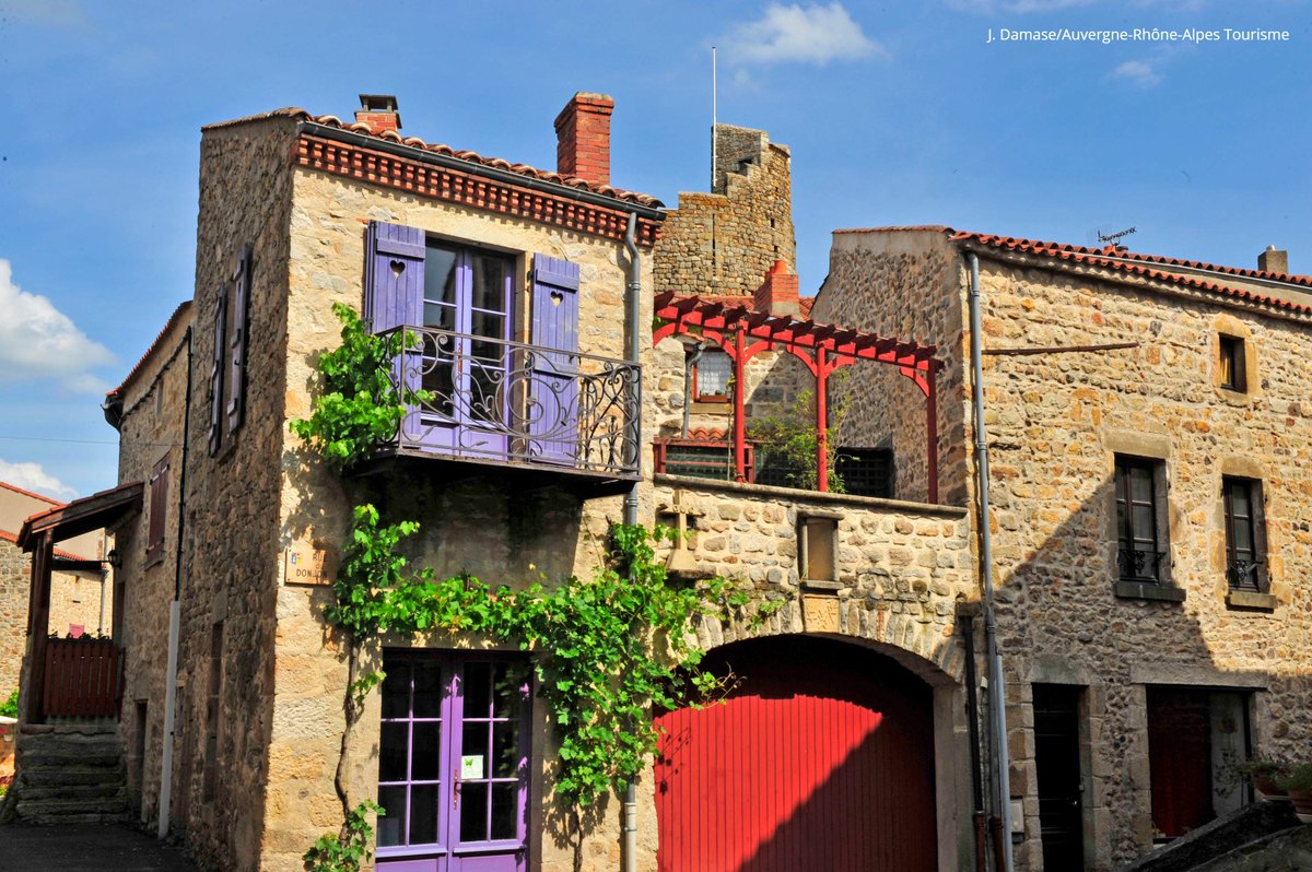 Auvergne's tweet photo. On dirait le sud 🎶 
Le village de Montpeyroux dans le Puy-de-Dôme est classé parmi les Plus Beaux Villages de France 💛 

https://t.co/4e32TmaP07 https://t.co/pU1KgLxE5W