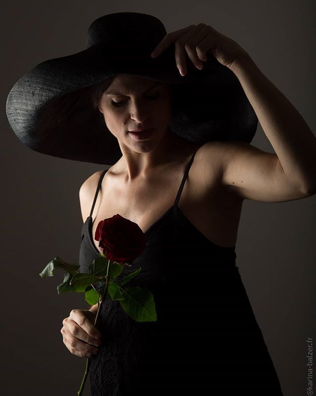 Pregnancy shoot with moody lighting and roses...
♥♥♥♥♥
.
#bnw_catalonia 
#instaghesboro 
#majesticpeople_ 
#dramaticlighting
#igportraitmood 
#theeverydayportrait_ 
#portraitphotopage_ 
#portraitclass 
#portraitvogue 
#bokehkillerz 
#silhouette_creative 
#savageframes 
#…