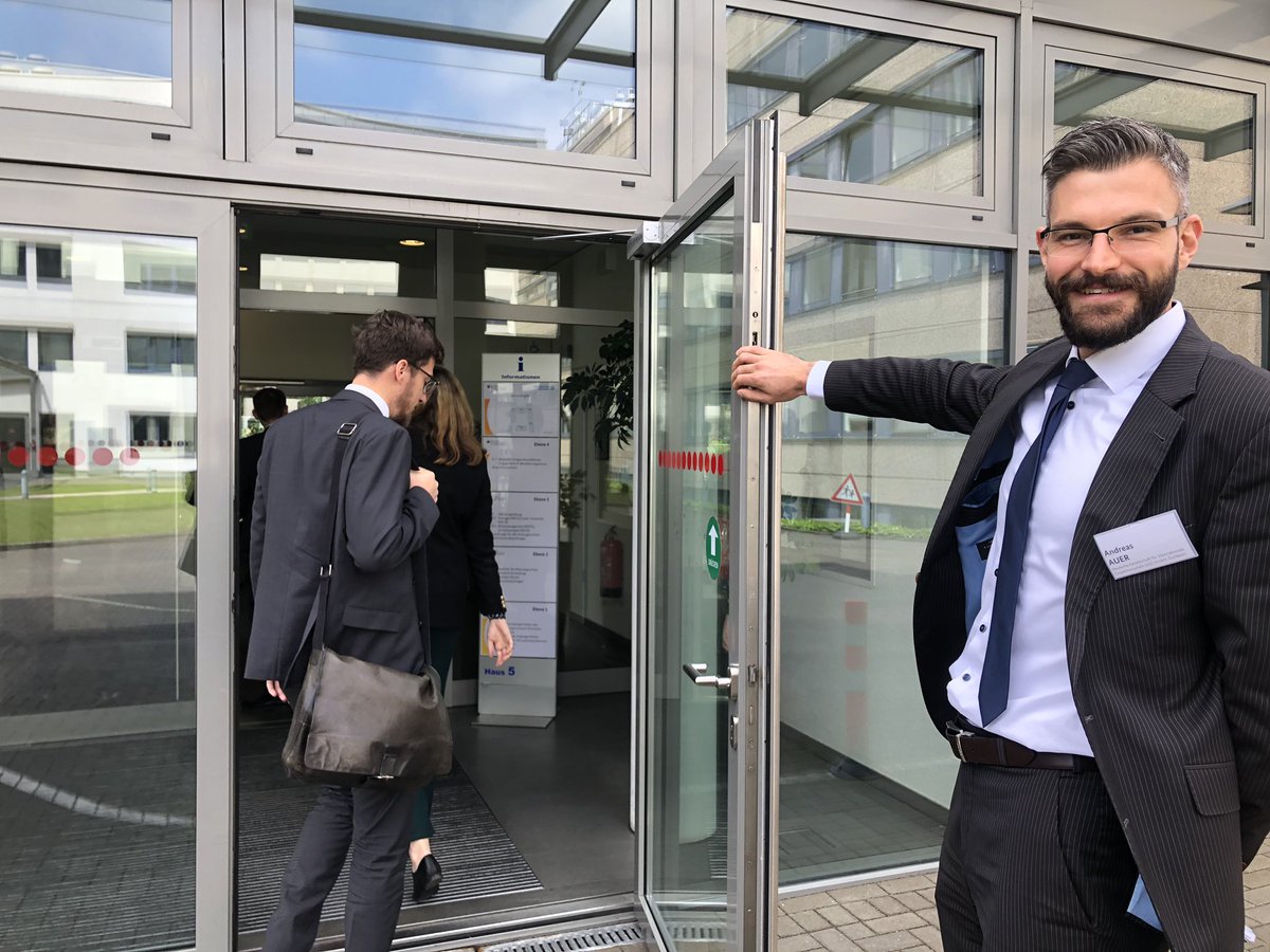 BAKS_Bund's tweet photo. Die letzte Station der #Exkursion2019 des #AKJS @BBK_Bund hat es in sich! Von #LÜKEX über das #GMLZ bis zur Warn-App #NINA - viel Input zu #DigitalisierungundSicherheitspolitik, der jetzt erst einmal verdaut werden muss. @BAKS_Sprecher @BBK_Bund https://t.co/T14aHCWkvZ