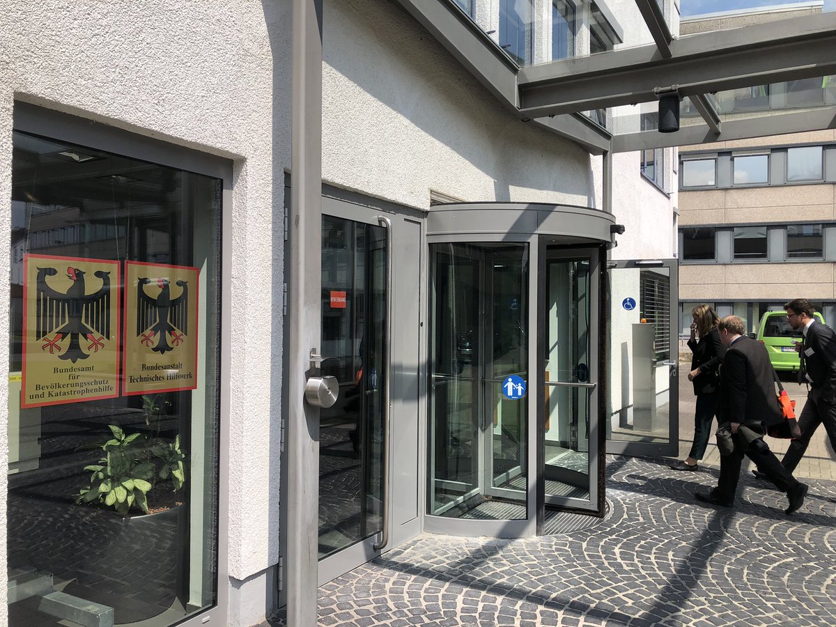 BAKS_Bund's tweet photo. Die letzte Station der #Exkursion2019 des #AKJS @BBK_Bund hat es in sich! Von #LÜKEX über das #GMLZ bis zur Warn-App #NINA - viel Input zu #DigitalisierungundSicherheitspolitik, der jetzt erst einmal verdaut werden muss. @BAKS_Sprecher @BBK_Bund https://t.co/T14aHCWkvZ
