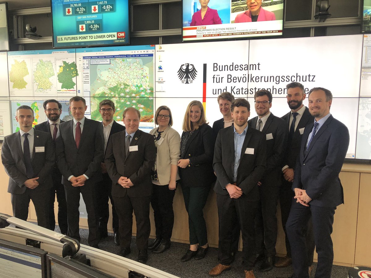BAKS_Bund's tweet photo. Die letzte Station der #Exkursion2019 des #AKJS @BBK_Bund hat es in sich! Von #LÜKEX über das #GMLZ bis zur Warn-App #NINA - viel Input zu #DigitalisierungundSicherheitspolitik, der jetzt erst einmal verdaut werden muss. @BAKS_Sprecher @BBK_Bund https://t.co/T14aHCWkvZ