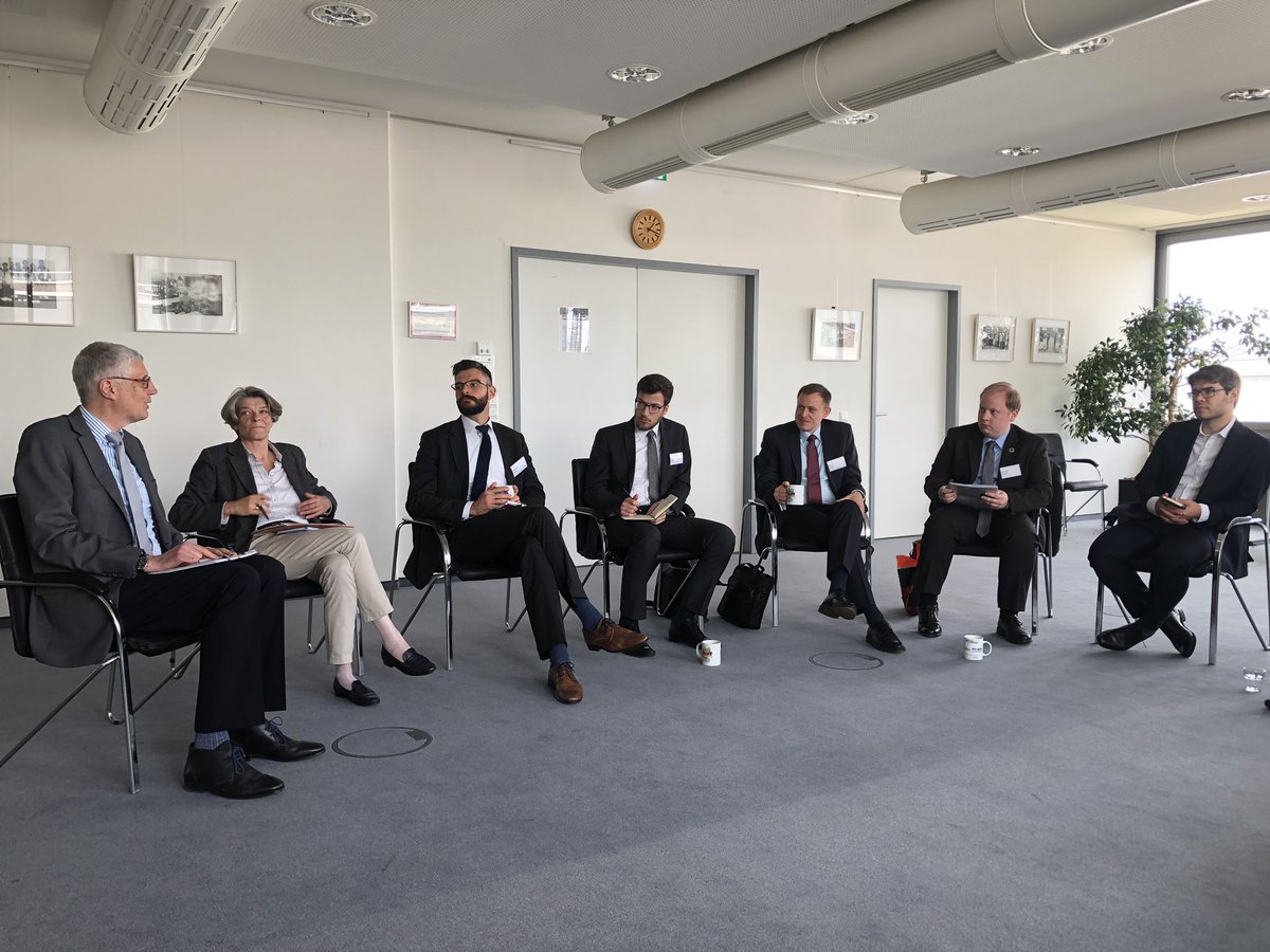 BAKS_Bund's tweet photo. Die letzte Station der #Exkursion2019 des #AKJS @BBK_Bund hat es in sich! Von #LÜKEX über das #GMLZ bis zur Warn-App #NINA - viel Input zu #DigitalisierungundSicherheitspolitik, der jetzt erst einmal verdaut werden muss. @BAKS_Sprecher @BBK_Bund https://t.co/T14aHCWkvZ