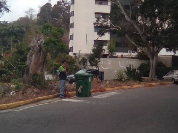 fospuca's tweet photo. Mitad de semana y seguimos con más ánimo que nunca haciendo nuestras labores de limpieza, hoy #22May nos fuimos a la urbanización Alto Prado de #Baruta para llevar a cabo un operativo de barrido en la avenida principal desde la calle La Vertiente, porque #SomosFospuca https://t.co/GkdaJI34lP