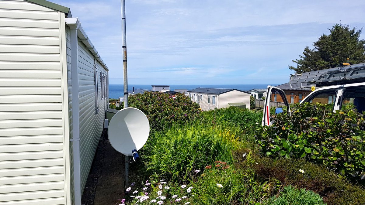 PembsDigital's tweet image. Glorious down at @fishguardbay today 😎

Rusty dish down… 
Fibreglass dish up…