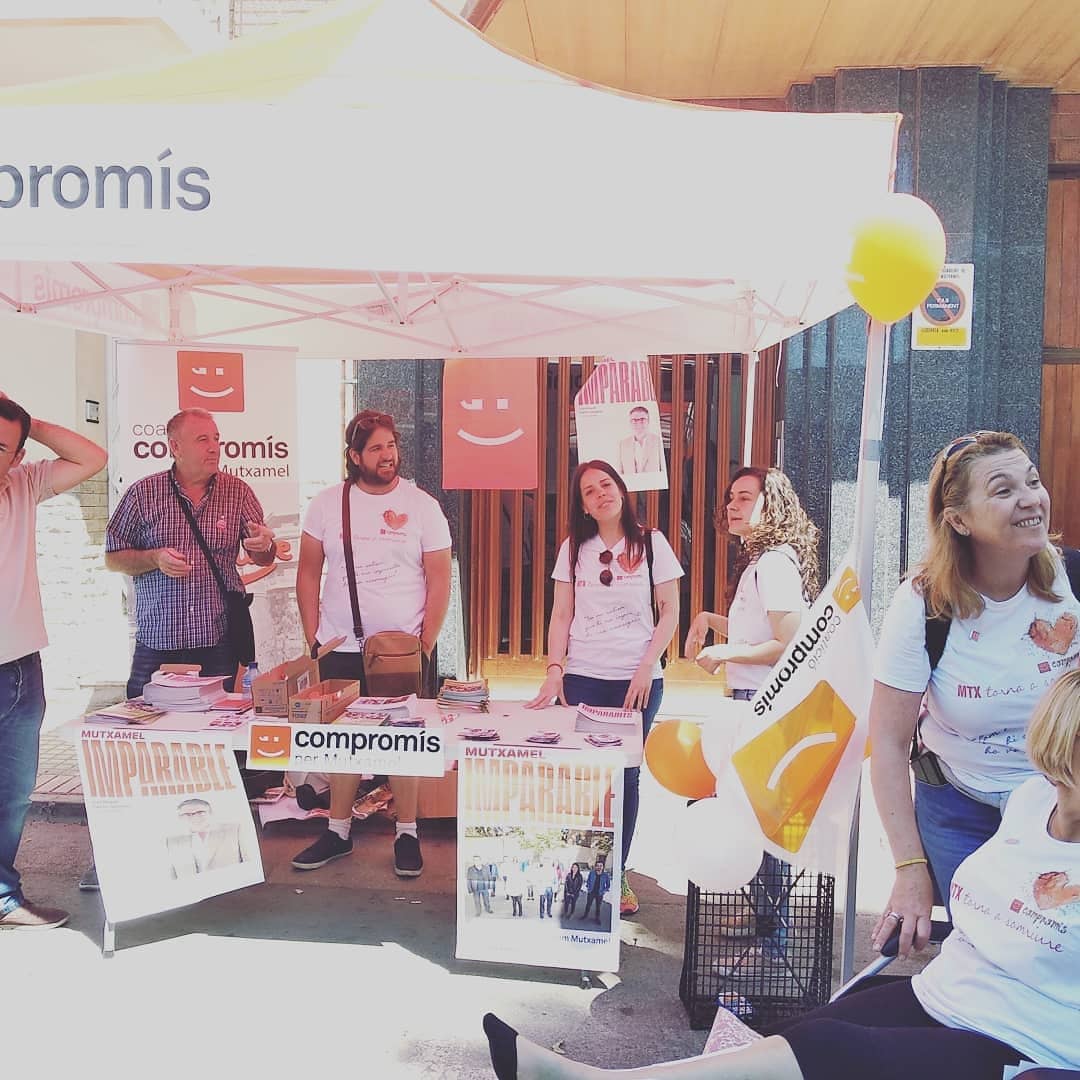 CompromisBusot's tweet image. Matí al mercat de Mutxamel  intercanvi d&apos;idees pel #BusotQueVols amb molts busoters i busoteres que s&apos;han arrimat amb els seus suggeriments pel canvi de Busot 🏘️ gràcies🤗Entre tots Ho farem possible #ElBusotQueVols✨
#CompromísPerBusot🌸#TotsSomProjecte🤝
#ParticipacióActiva🤛