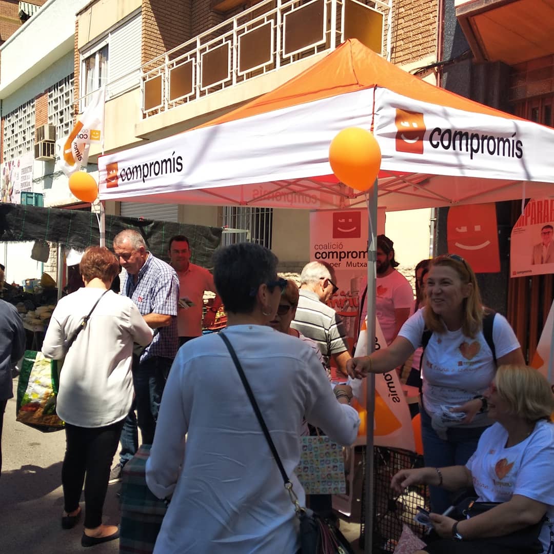 CompromisBusot's tweet image. Matí al mercat de Mutxamel  intercanvi d&apos;idees pel #BusotQueVols amb molts busoters i busoteres que s&apos;han arrimat amb els seus suggeriments pel canvi de Busot 🏘️ gràcies🤗Entre tots Ho farem possible #ElBusotQueVols✨
#CompromísPerBusot🌸#TotsSomProjecte🤝
#ParticipacióActiva🤛