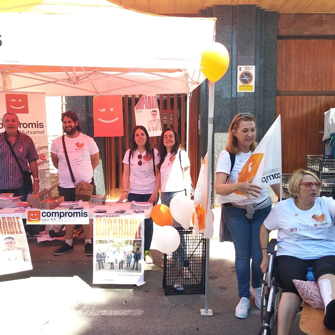 CompromisBusot's tweet image. Matí al mercat de Mutxamel  intercanvi d&apos;idees pel #BusotQueVols amb molts busoters i busoteres que s&apos;han arrimat amb els seus suggeriments pel canvi de Busot 🏘️ gràcies🤗Entre tots Ho farem possible #ElBusotQueVols✨
#CompromísPerBusot🌸#TotsSomProjecte🤝
#ParticipacióActiva🤛