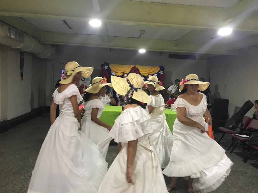 cen_araguaney's tweet photo. Enlaces educativos zulianos celebran II Encuentro de Gabinete Cultural #22May #LealtadDiálogoYPaz #TransformandoLaPractica  @NicolasMaduro @aristobulopsuv @RosangelaOrozco @MPPEDUCACION .@cenamec_centros @MaestraPatria @EducacionZEZ
https://t.co/qKBhXjEQbd https://t.co/629JBJsMCq