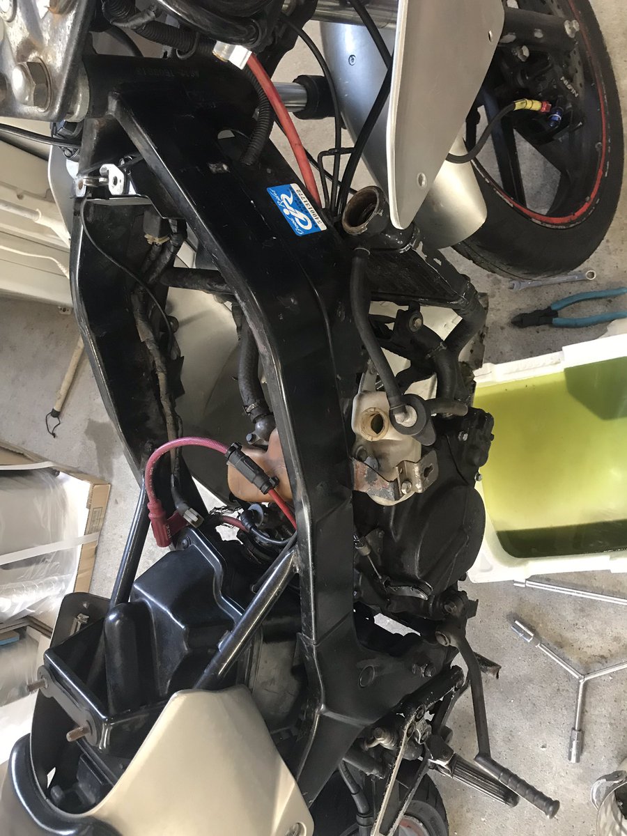 WORKS_BK's tweet photo. エンジン動かなくなった&amp;キック降りないNS-1入庫。
ラジエターキャップ外れてましたので冷えずに焼きついたのでしょう。
ピストンスカート破損しておりました。
サクッと3時間程でクランクケースの破片も取りきり復活です。

#ピストンスカート割れ
#ワークスBK
#NS-1修理 https://t.co/1gGewgC28Y