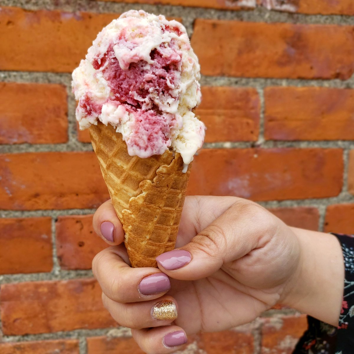 Today's the day! 🙌 The <a href="/niagaramarket/">Market @ The Village</a> Wednesday evening Supper Market begins! We'll be making Cherry Coconut Crumble Sundaes and will be scooping some Hometown favourites - including Cherry Cheesecake, Strawberry Balsamic, and Grapefruit Rosé! 🍦
#GimmeTheScoop
