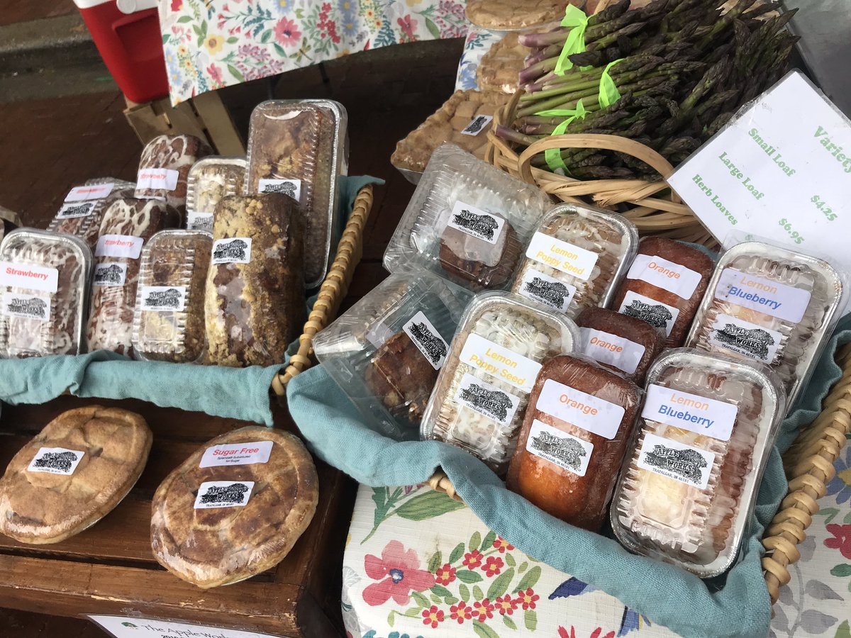 TheAppleWorks's tweet image. Come visit us on Market st today! We will be here until 1:30! 🥧 🍎