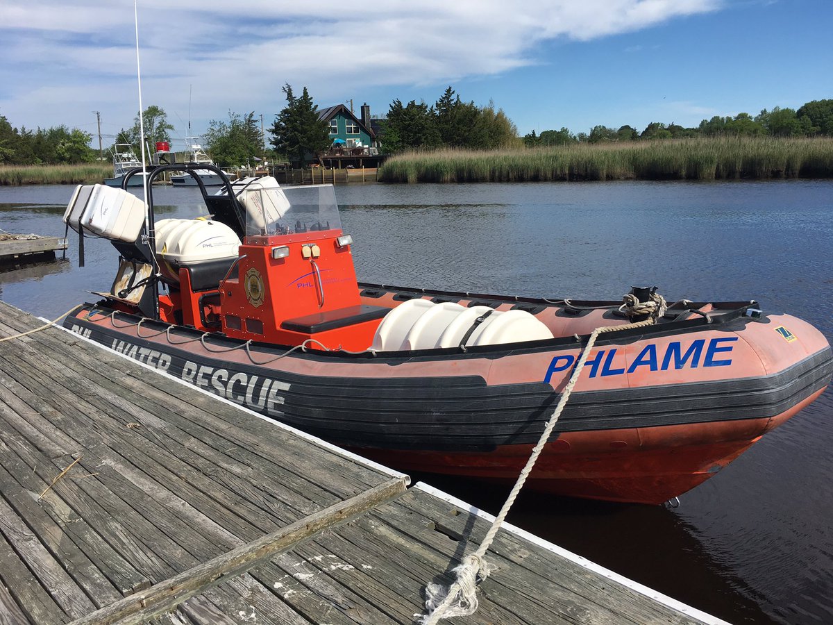 BobbyCorgi123's tweet photo. Happening now: @PhillyFireDept F12 Rescue boat sea trial @IAFF22 https://t.co/5BrXDzrepM