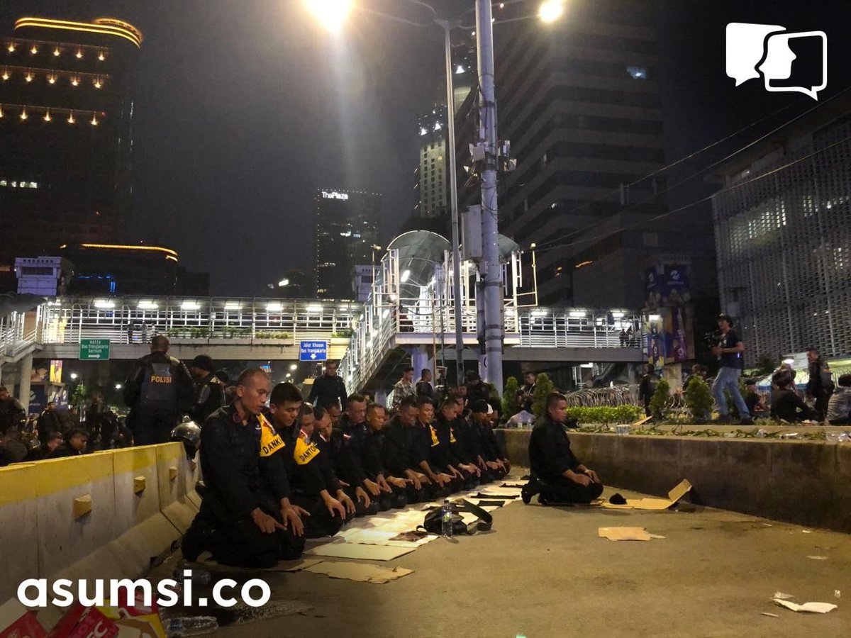 asumsico's tweet photo. Berbakti pada negara. Menjalankan ibadah.

Di sela-sela tugas untuk menjaga keamanan, anggota polisi yang bertugas menyempatkan untuk menunaikan ibadah salat.

#LiveHasilPemilu https://t.co/dgPPzsQwkp