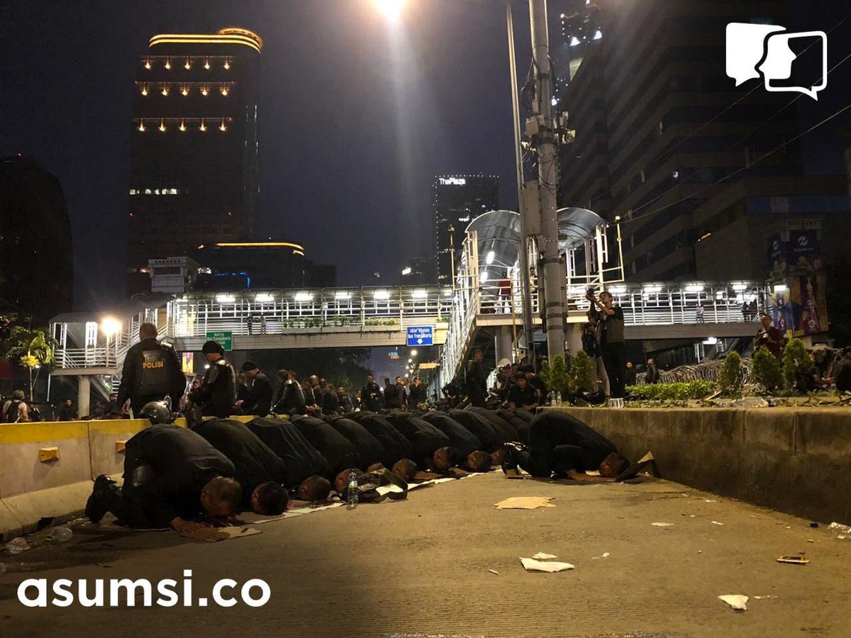 Berbakti pada negara. Menjalankan ibadah.

Di sela-sela tugas untuk menjaga keamanan, anggota polisi yang bertugas menyempatkan untuk menunaikan ibadah salat.

#LiveHasilPemilu