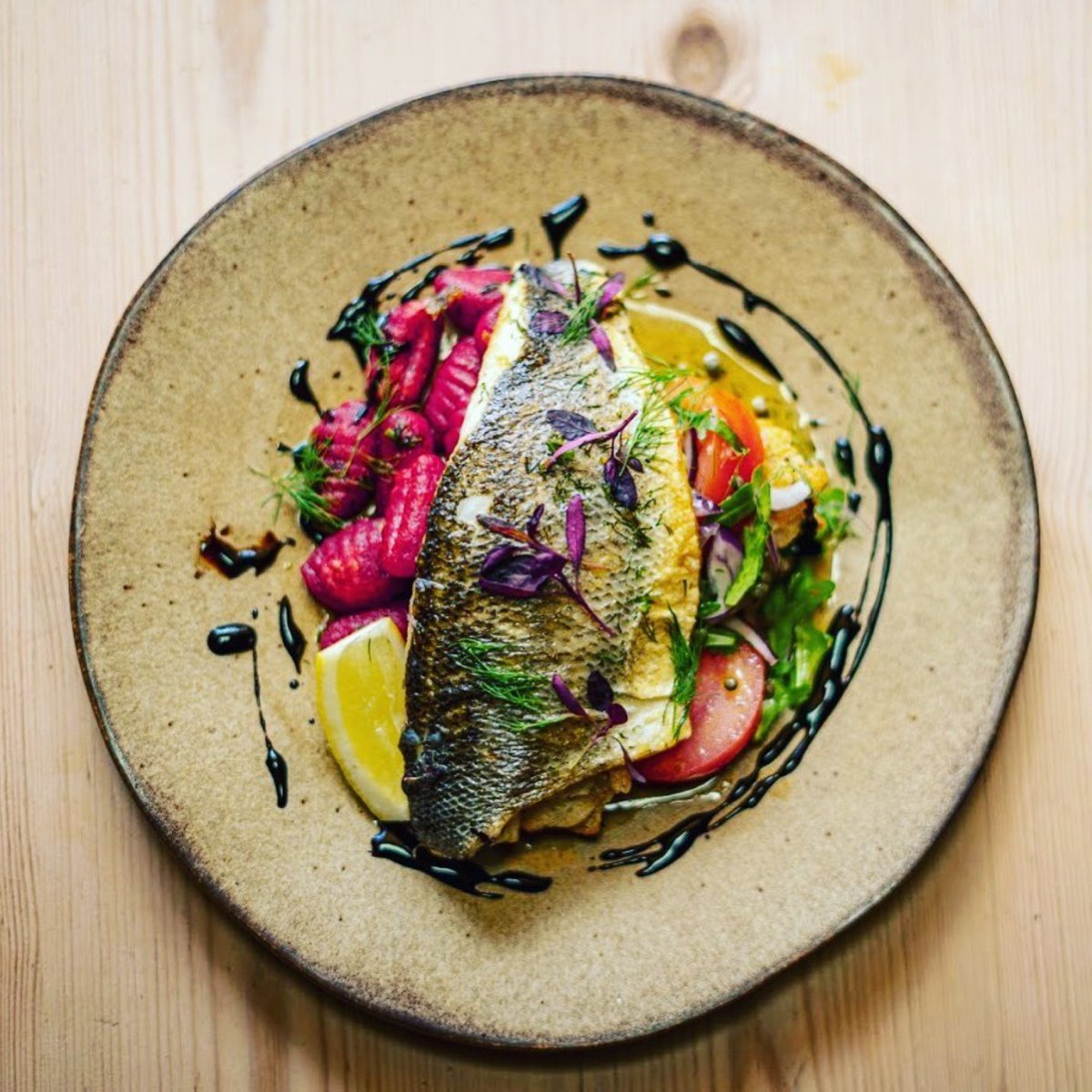 Marrfish's tweet photo. How can you not love a picture like this, laid out perfectly, cooked to perfection, top quality fish and aesthetically pleasing!
More quality photos like these guys 👌

- Sea bass, Beetroot Gnocchi &amp; Panzanella salad

📸 @buttyy
 @thelordnelsonoakham #Marrfish #kneadpubs #Oakham https://t.co/hLPnIzDTdG