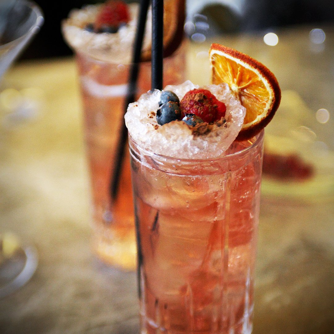 Inverroche's tweet photo. Happy #HumpDay!

Here's a refreshing Coco Carissa G&amp;T, garnished with some berries dusted in chocolate sherbet to make it all the sweeter.

#Inverroche #GinADay #CocktailOClock #GandT #ChocolateLover https://t.co/0ZiorokJNy