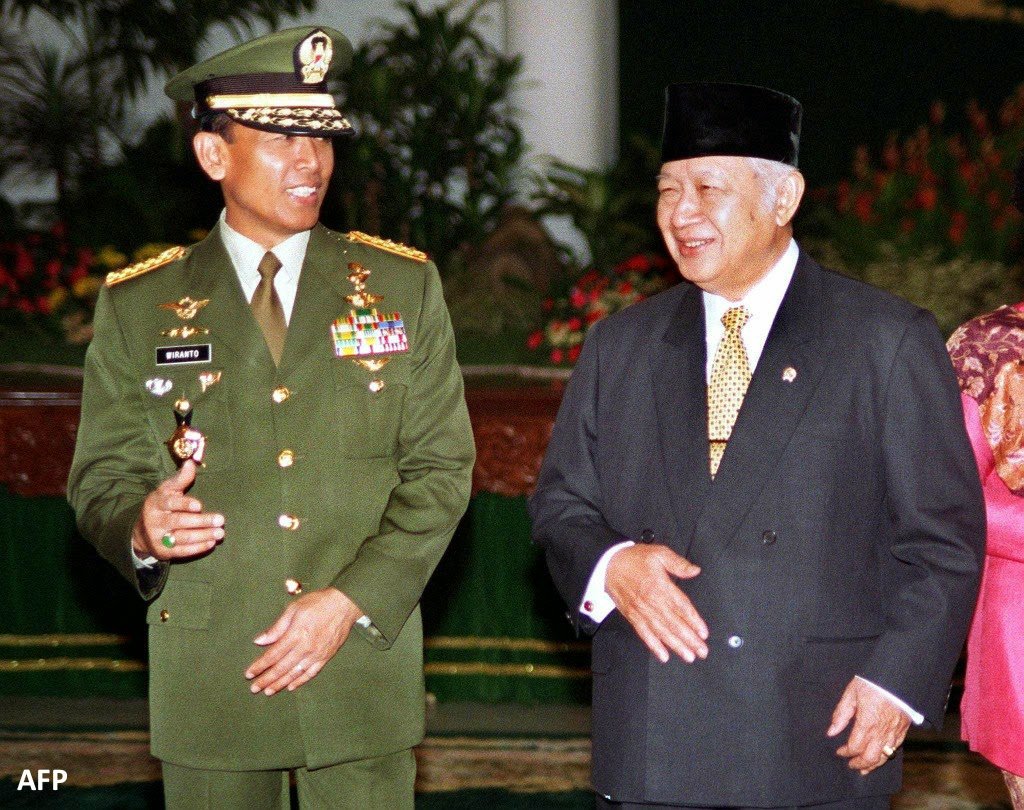 potretlawas's tweet photo. 1) Maksimalisasi aparat keamanan negara

2) Pembatasan informasi

3) Lokalisasi isu dan substansi konflik – dus terkesan sempit dan tidak dewasa

Bagi pengkaji Orde Baru, ketiganya tentu tak asing: senjata utama negara Orba [terutama masa senjakalanya] menghadapi konflik politik. https://t.co/HCnljEE6Il