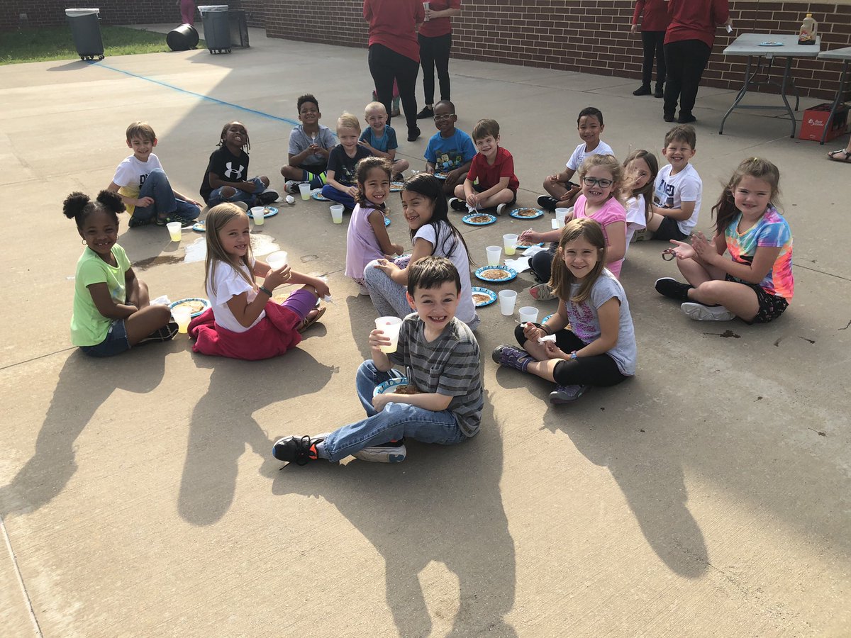 LMoselyTX's tweet photo. Thank you so much for the #pancakebreakfast @mvmntchrch!! We are greatful and stuffed! #funinfirst  @CLESLilTexans @ValentineArtRm https://t.co/ZD6W9ZiF1h