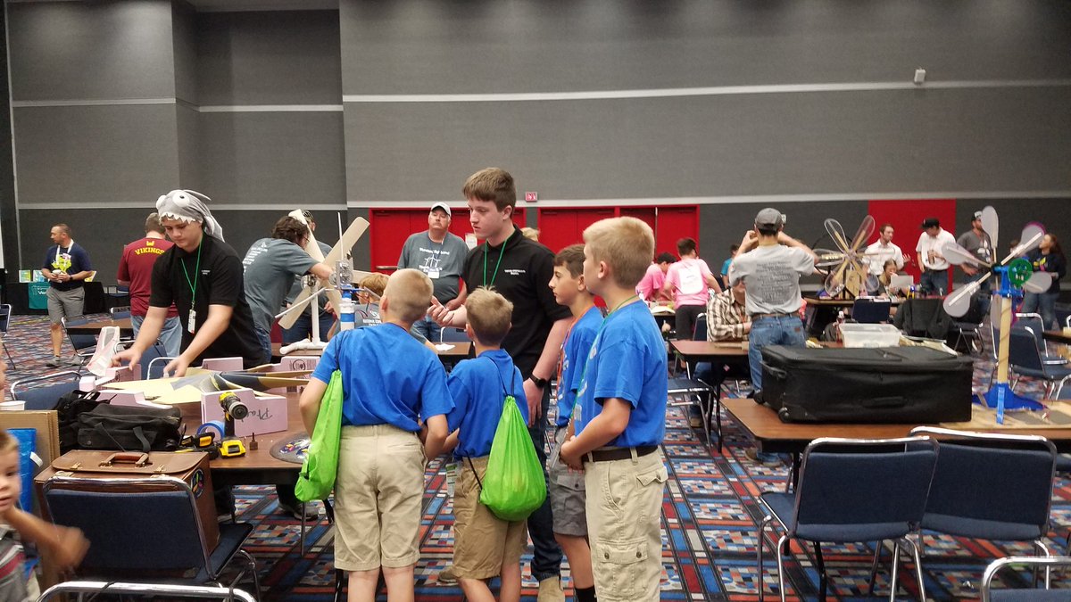 ksenergyprog's tweet photo. We always love to see how teams interact together.  Here we have Lebo's Electric 4 checking out the changes Oxford's AirSharks have made since the Kansas State Challenge. #kskidwind #kidwind19 https://t.co/rniAVfRWLJ