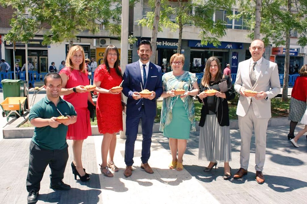 CompromisALMASS's tweet photo. Ja hem tastart l'#arròs de caldera! Volem agrair totes les veïnes i tots els veïns d'#Almassora que hui han col·laborat per a cuinar i distribuir els milers de racions que fan enorme la nostra festa major i a la diputada Mònica Alvaro que ens haja acompanyat. #SQ2019 #Almassora https://t.co/jrShE2xSwb