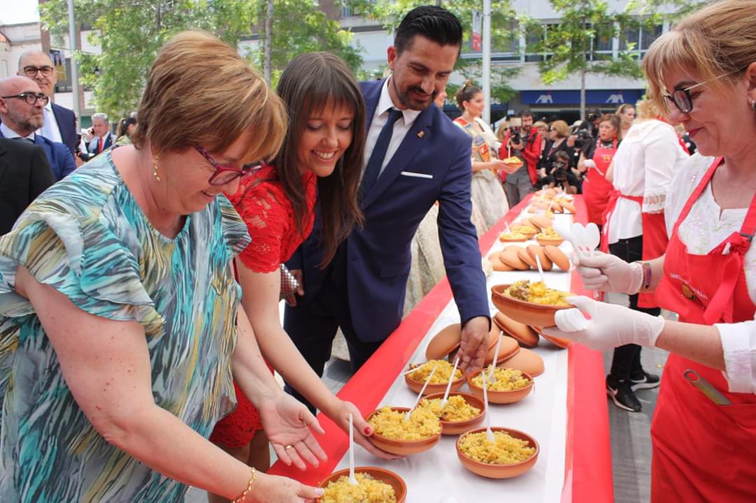 CompromisALMASS's tweet photo. Ja hem tastart l'#arròs de caldera! Volem agrair totes les veïnes i tots els veïns d'#Almassora que hui han col·laborat per a cuinar i distribuir els milers de racions que fan enorme la nostra festa major i a la diputada Mònica Alvaro que ens haja acompanyat. #SQ2019 #Almassora https://t.co/jrShE2xSwb