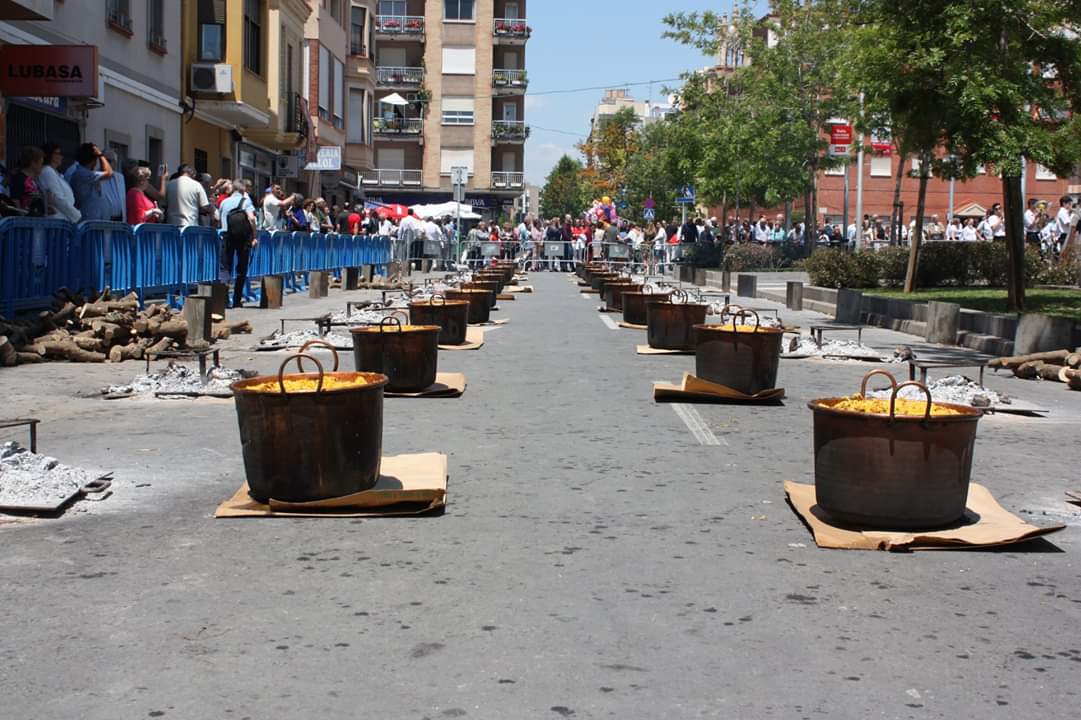 CompromisALMASS's tweet photo. Ja hem tastart l'#arròs de caldera! Volem agrair totes les veïnes i tots els veïns d'#Almassora que hui han col·laborat per a cuinar i distribuir els milers de racions que fan enorme la nostra festa major i a la diputada Mònica Alvaro que ens haja acompanyat. #SQ2019 #Almassora https://t.co/jrShE2xSwb