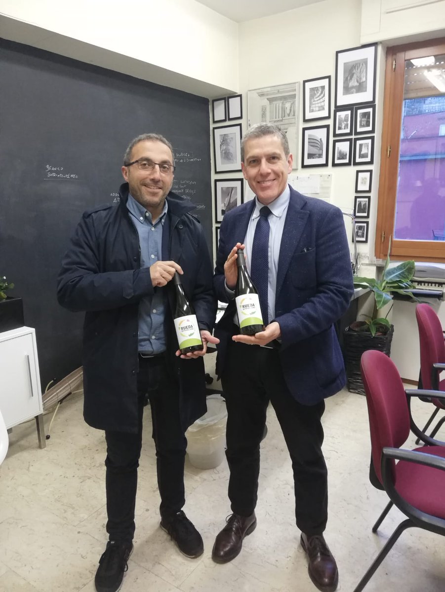 Ruta Vino de Rueda (@rutavinoderueda) on Twitter photo Massimiliano Campi y Óscar Cosido brindan estos días con verdejo <a href="/DORueda/">D.O. Rueda</a> desde la Universidad de Nápoles, lugar hasta el cúal se ha trasladado @Intelligence_3D para hablar sobre nuestro patrimonio vinícola y la oferta enoturística de nuestra Ruta.
#tenemosmuchoquecontar Massimiliano Campi y Óscar Cosido brindan estos días con verdejo <a href="/DORueda/">D.O. Rueda</a> desde la Universidad de Nápoles, lugar hasta el cúal se ha trasladado @Intelligence_3D para hablar sobre nuestro patrimonio vinícola y la oferta enoturística de nuestra Ruta.
#tenemosmuchoquecontar
