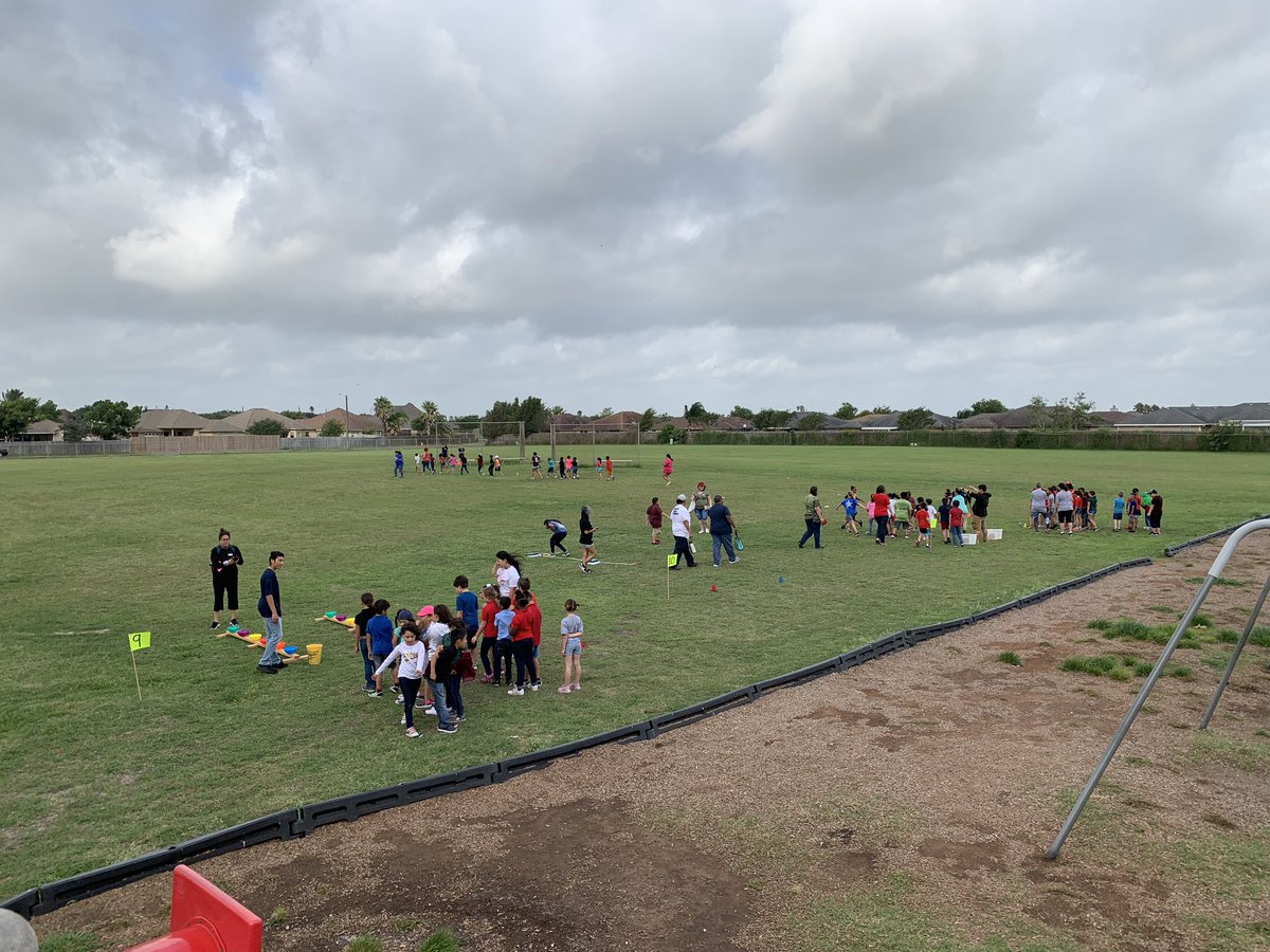 CHSTigerTennis's tweet photo. Tennis athletes helping out at Dawson’s field day!! There is nothing better than giving back to our community!
@CoachRod91 @GoCarrollTigers https://t.co/YWqaSPFuUK