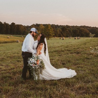 coriileaa03's tweet photo. Finally married my best friend! ❤️ #NewProfilePic https://t.co/d5faNd0rNC