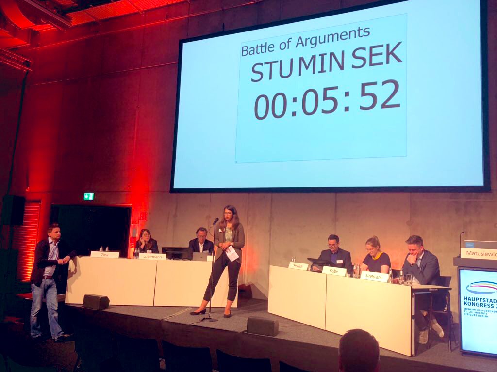 bkkyoungtalents's tweet photo. Heute war @juliakatzink beim #hsk19 und hat sich einem Battle zum Thema „Können Krankenhäuser Internet“ gestellt. Zusammen mit @IngoHorak und @k_lutermann war sie in der Pro Gruppe eingeteilt 💪🏼 Anhand eines #Patientenjourney einer Schwangeren lieferte sie die Argumente 📢 https://t.co/JGCo2qJgki