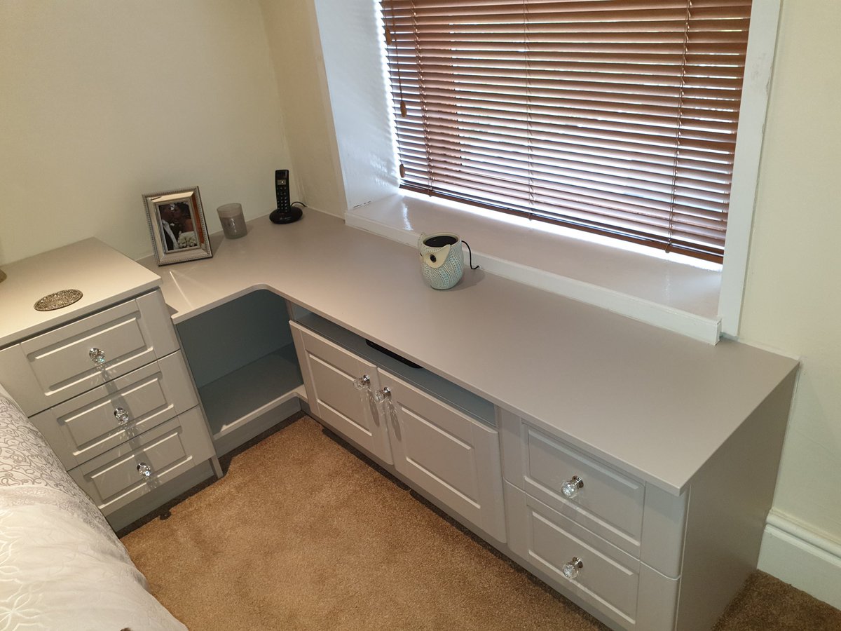 dvdfurniture's tweet photo. DVD Vinyl Doors are available completely bespoke here in our elegant Gullwing Shaker with Crystal Knobs in @EGGER_UK #CashmereGrey #U702 The perfect option for real #bespoke #walltowall #bedroom #furniture all complete with @HettichUK #softclose hinges & runners #Sensys https://t.co/kZTDfBm7NG