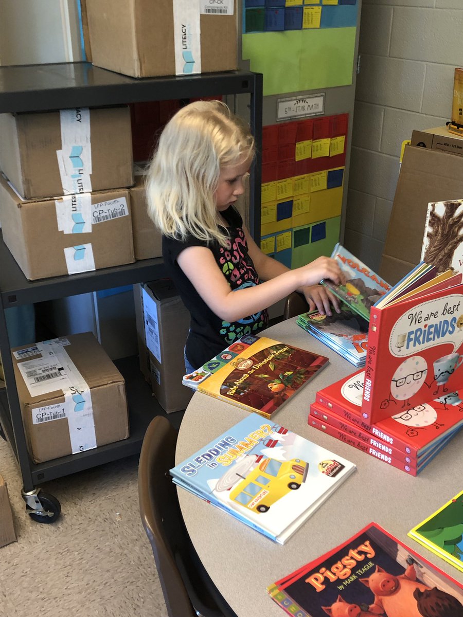 SCfutureminds's tweet photo. Our My First Library tour is at @BramlettBears!📚 “When children are read to at home, they are able to count to 20+, write their own names, &amp; 1/4 are able to recognize all members of the alphabet.” 🙌🏼#summerreading #myfirstlibrary #readingiscool #Bojangles’ https://t.co/L4YKAjowUC