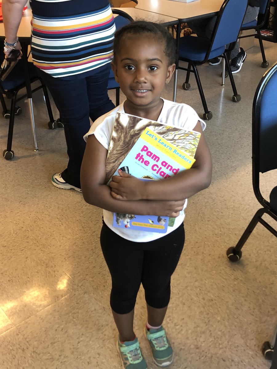 SCfutureminds's tweet photo. Our My First Library tour is at @BramlettBears!📚 “When children are read to at home, they are able to count to 20+, write their own names, &amp; 1/4 are able to recognize all members of the alphabet.” 🙌🏼#summerreading #myfirstlibrary #readingiscool #Bojangles’ https://t.co/L4YKAjowUC
