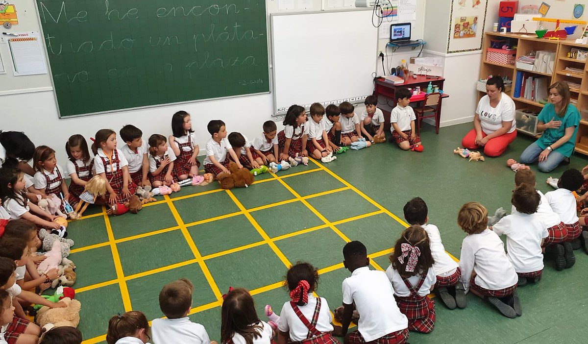 MontespinoEdu's tweet photo. Curso de #PrimerosAuxilios con Ana Otero y Isabel Téllez, enfermeras del CHUAC y madres del colegio @GabComCHUAC #ToBeMoreForOthers #PonTusTalentosAlServicioDeLosDemás #PadresImplicados #Valores #FormaciónCompleta #Colegio #Coruña https://t.co/njMXzBGGd4