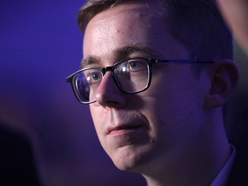 Dein Blick wenn die Zukunft deiner Partei von deinem YouTube-Video abhängt, du aber in Berlin Mitte wegen schlechten Breitband-Ausbau durch CDU-Politik das Ding nicht durch den Upload kriegst. #Amthor