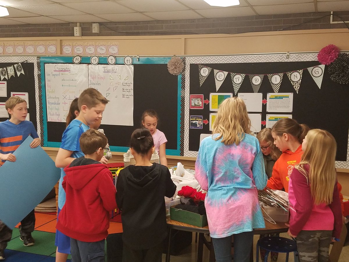 CRCoolidgeElem's tweet photo. Students in Mrs. Russ' 4th grade class practice this week's habit of Thinking Interdependently. #goingthextramile #wearecrcsd #habitsofmind #makerspace https://t.co/zalILua7PH