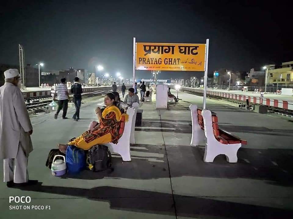 BJPKashiKshetra's tweet image. चौकिये नही

ये वही प्रयागराज स्टेशन है जो गुटके और पान की पीक,बदबू और कूड़े-करकट के ढेर से पटा रहता था

अब यहां कूड़े कूड़ेदान में
साफ सफाई और सुव्यवस्था,चमक दमक और पूरी शान के साथ आपके सामने है

ये ही विकास है जिसके दम पर @narendramodi सत्ता में वापसी कर रहे।

#ModiFor2019