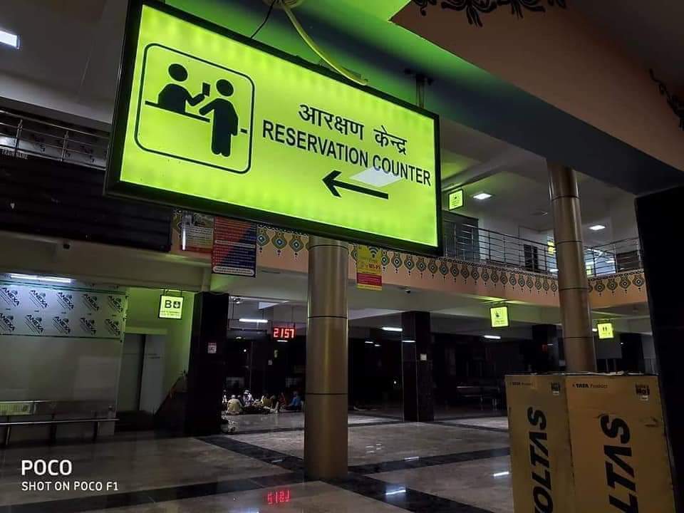 BJPKashiKshetra's tweet image. चौकिये नही

ये वही प्रयागराज स्टेशन है जो गुटके और पान की पीक,बदबू और कूड़े-करकट के ढेर से पटा रहता था

अब यहां कूड़े कूड़ेदान में
साफ सफाई और सुव्यवस्था,चमक दमक और पूरी शान के साथ आपके सामने है

ये ही विकास है जिसके दम पर @narendramodi सत्ता में वापसी कर रहे।

#ModiFor2019