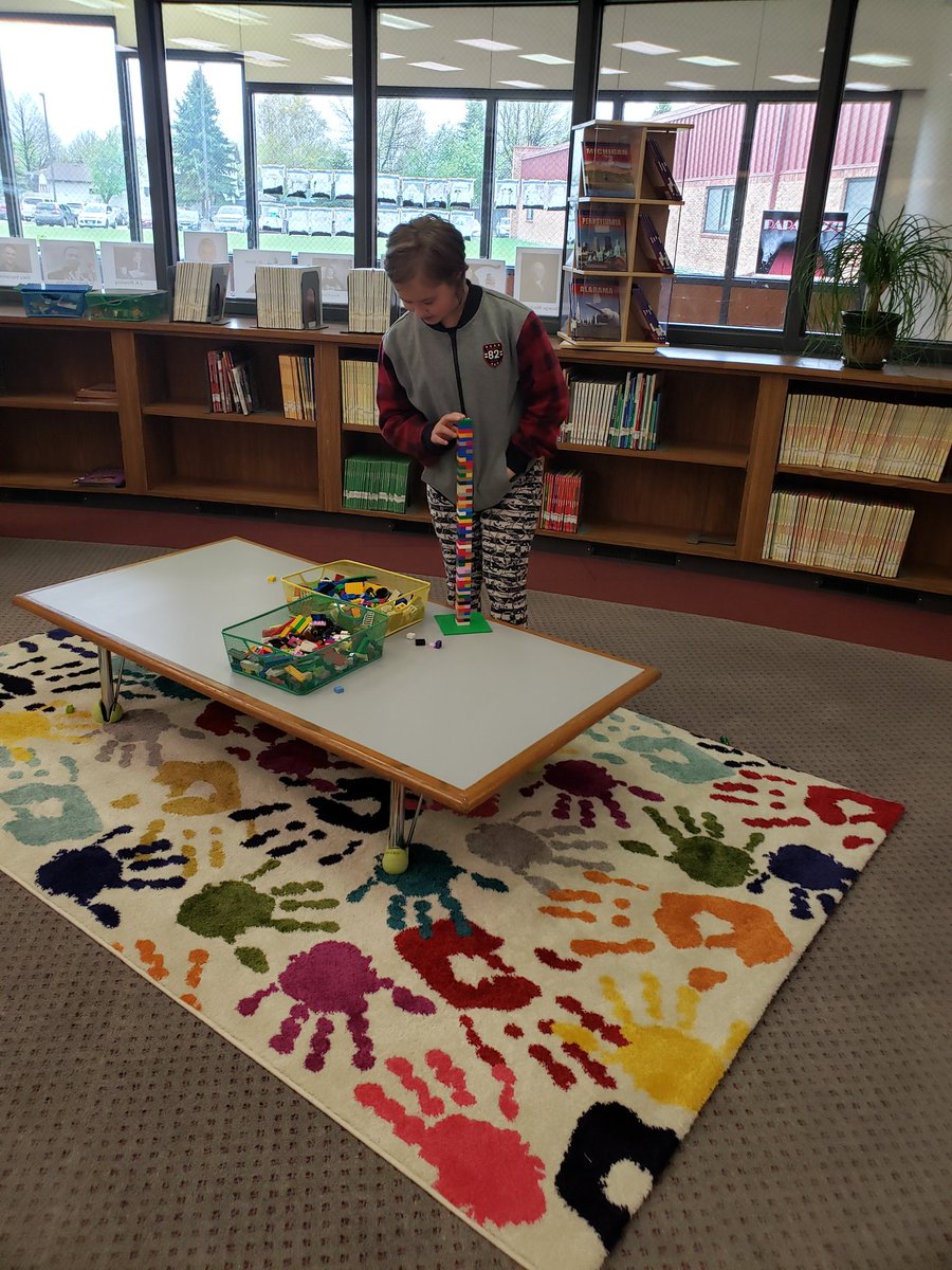 MToomeyGf's tweet photo. 4th grade reading challenge winners @CenturyGF @buchhop25 #centurylibrary https://t.co/nWIq0GmfWA