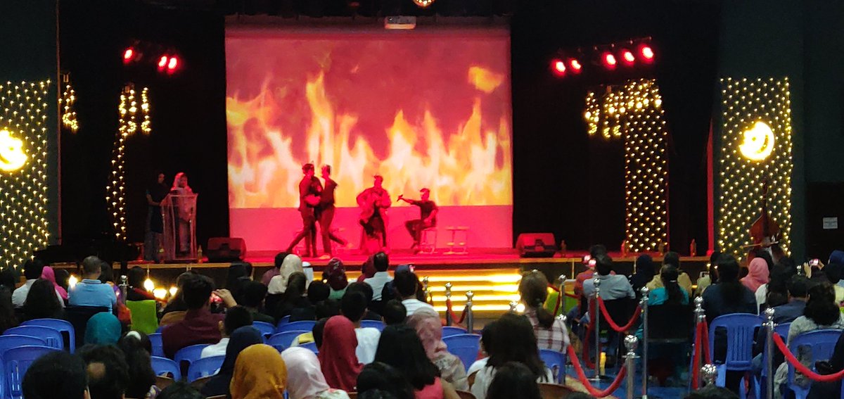 PrateekM02's tweet photo. An amazing and tremendous play put up by the 11th graders of our school.

@Fatima_Martin 
@zaid_mk 
@ameeshagkm 
#gnmsgrandiftar2019 #LivingIslam https://t.co/uPCnBvAg4x