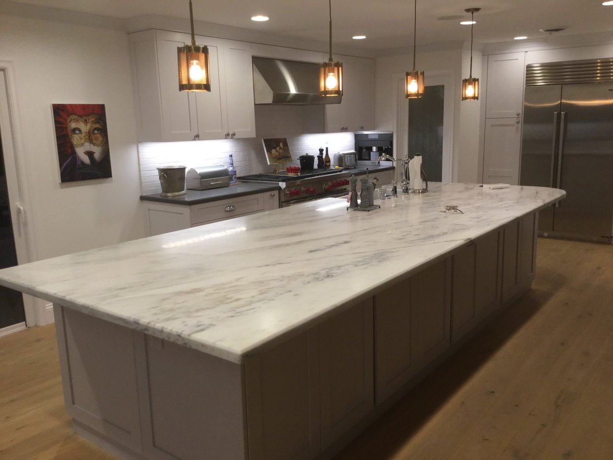 EternityC2000's tweet image. Light and bright! 🔆 It’s no question that we are falling head over heels in love with this huge white marble kitchen island! 💛✨

📷See more of our work here ➡➡ buff.ly/2KV7PYI

#lightkitchen #whitemarble #kitchenisland #modernkitchen #kitchenremodeling