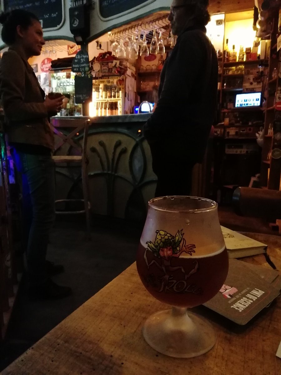 Petite bière avant de se lancer joyeusement dans cette dernière soirée!! #pint19
