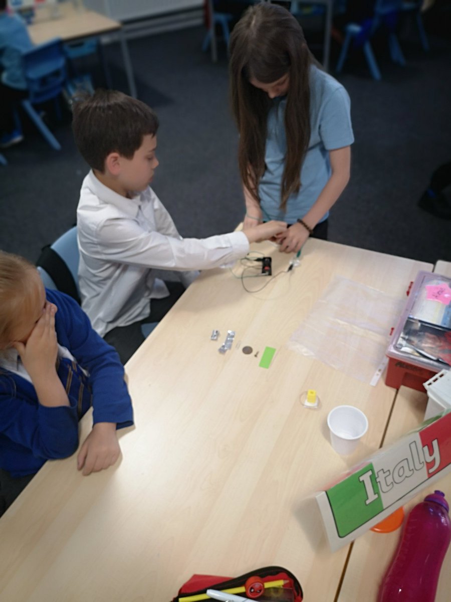 StJohnsPSAyr's tweet image. Primary 4 had a fantastic afternoon investigating conductors and insulators of electricity! #amazed #STEM #circuitchallenge