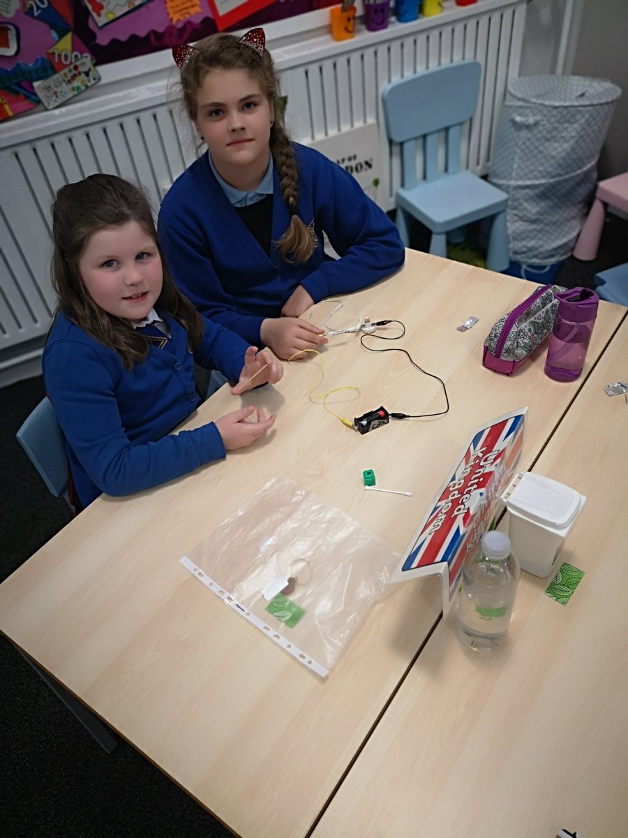 StJohnsPSAyr's tweet image. Primary 4 had a fantastic afternoon investigating conductors and insulators of electricity! #amazed #STEM #circuitchallenge