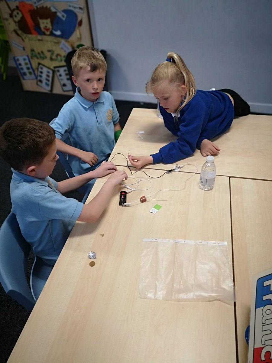 StJohnsPSAyr's tweet image. Primary 4 had a fantastic afternoon investigating conductors and insulators of electricity! #amazed #STEM #circuitchallenge